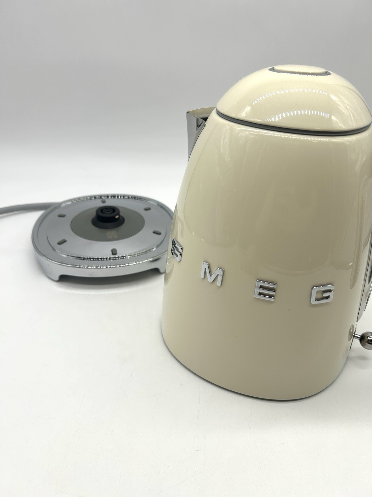 USED - Smeg Retro-Style Electric Kettle (7 Cups) – Cream gallery