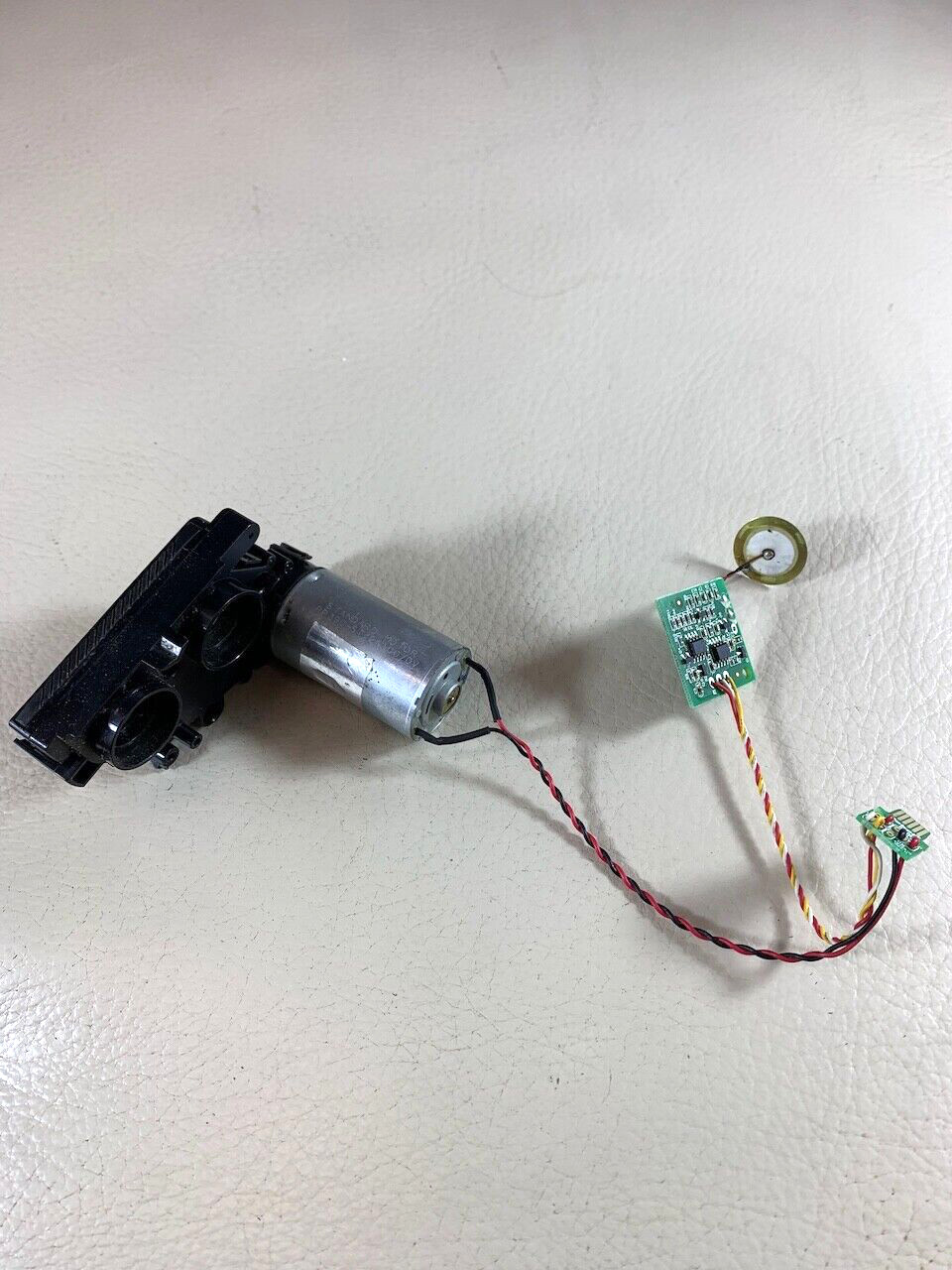 Roomba Cleaning Head Module Brush Motor and Gears i1 i3 i4 i5 i6 i7 i8 j7 j8 e6 gallery