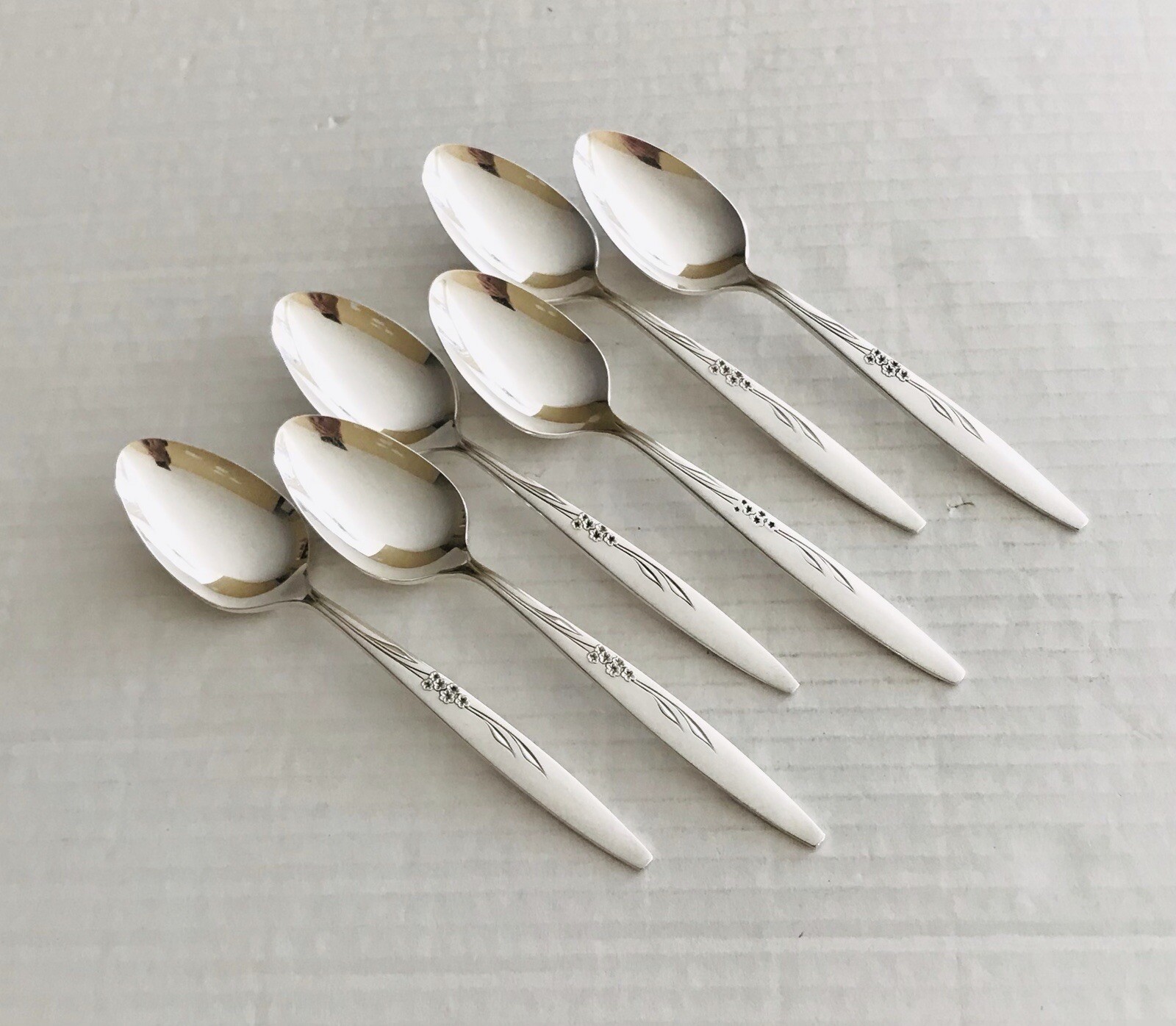 Oneida Community Silverplate Enchantment Gentle Rose 6 Teaspoons gallery