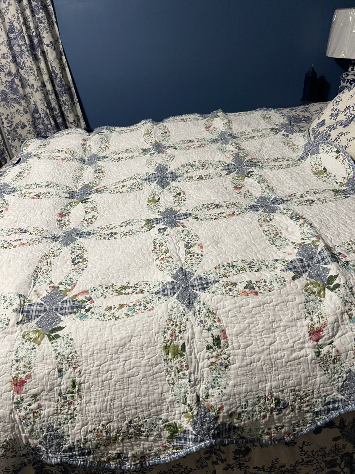 Double Wedding Ring Style Quilted Throw. 50 X 60 gallery