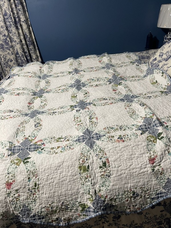 Double Wedding Ring Style Quilted Throw. 50 X 60 gallery