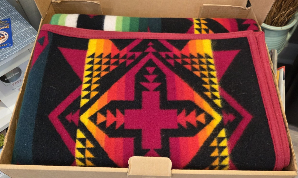 Pendleton Beaver State Lots of Color Morning Star Robe Blanket -New in box!! gallery