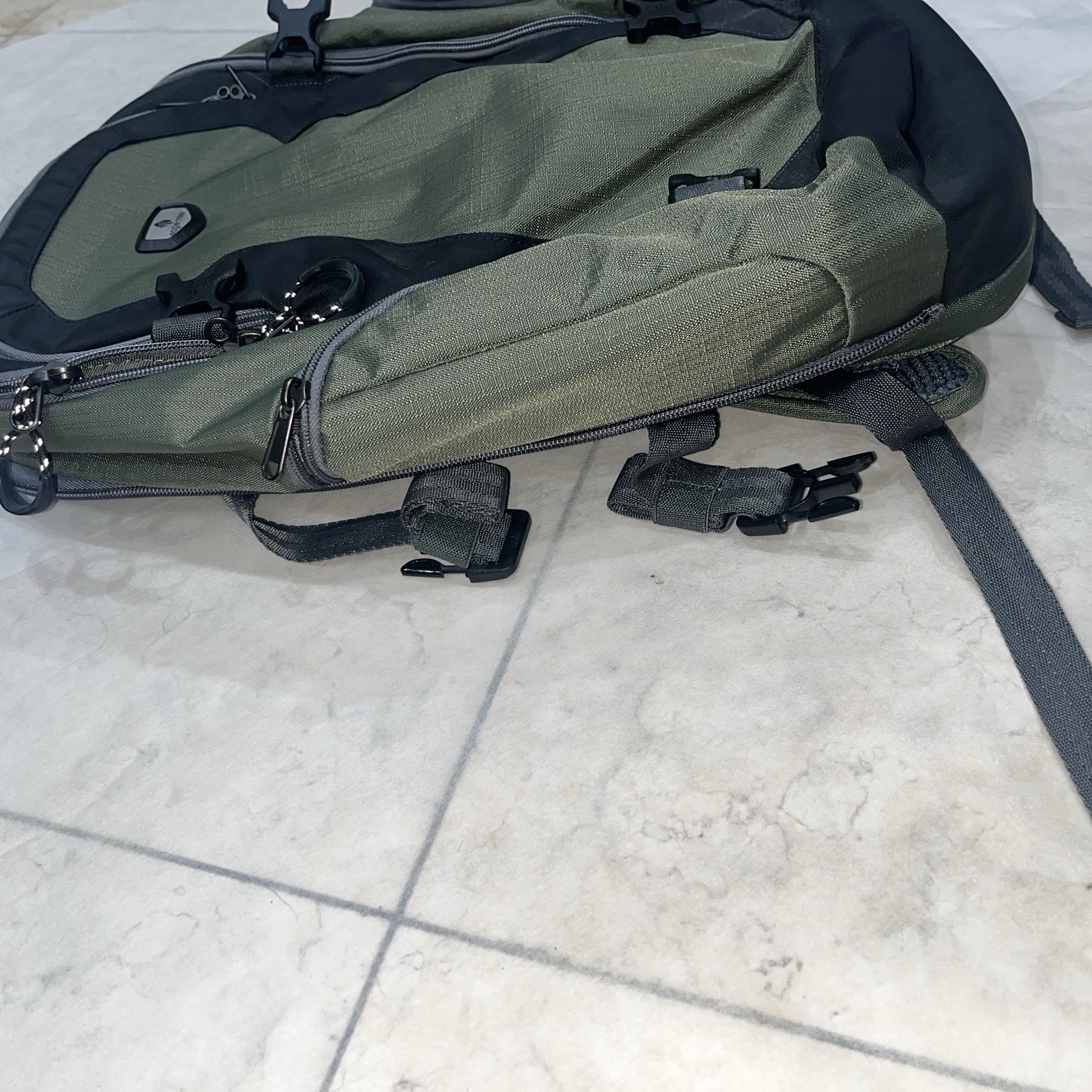 Eagle Creek Tom Backpack. Green/Black 4