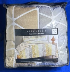 5-Piece Queen-Sized Comforter Set / With 2 Shams, 2 Decorative Pillows / NEW