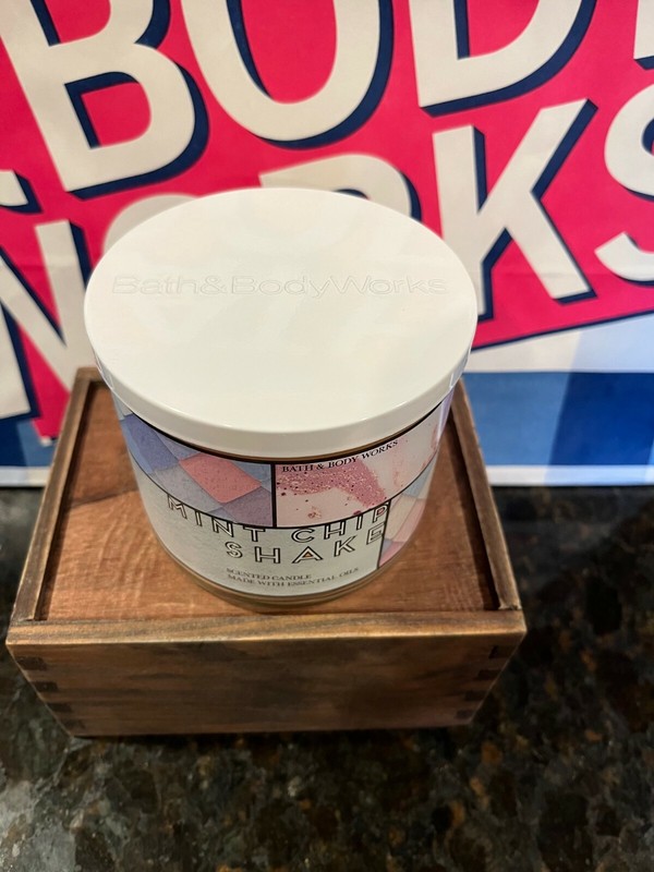 Bath & Body Works MINT CHIP SHAKE 3 Wick Candle NEW gallery