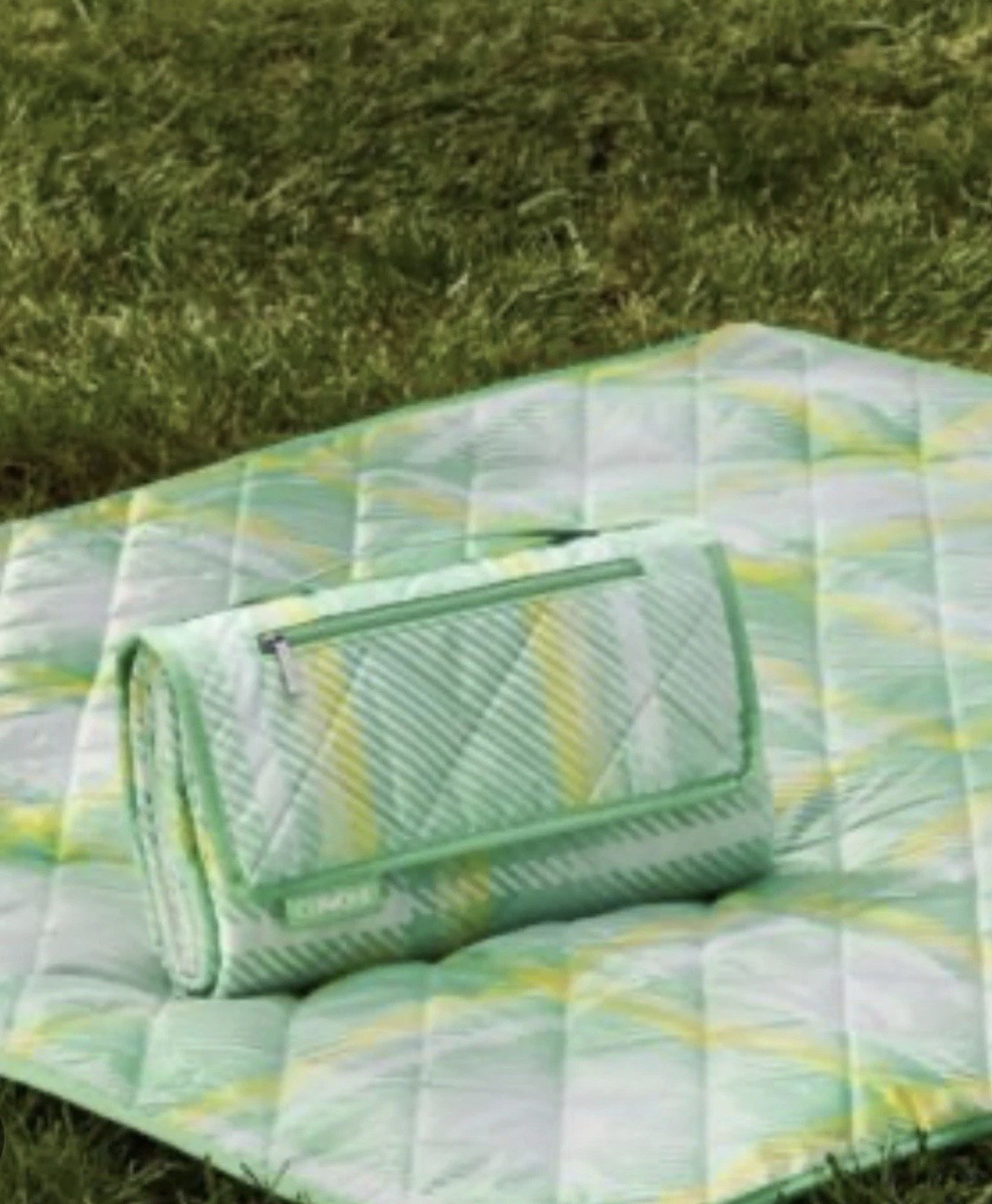 NEW CLINIQUE PICNIC BEACH BLANKET OUTDOOR SUMMER MAT QUILTED TRAVEL GREEN LOT gallery