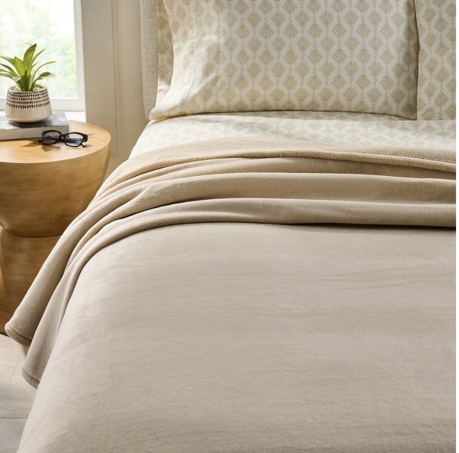 Better Homes & Gardens King Beige Polyester Solid Blanket 108 x 92 in gallery