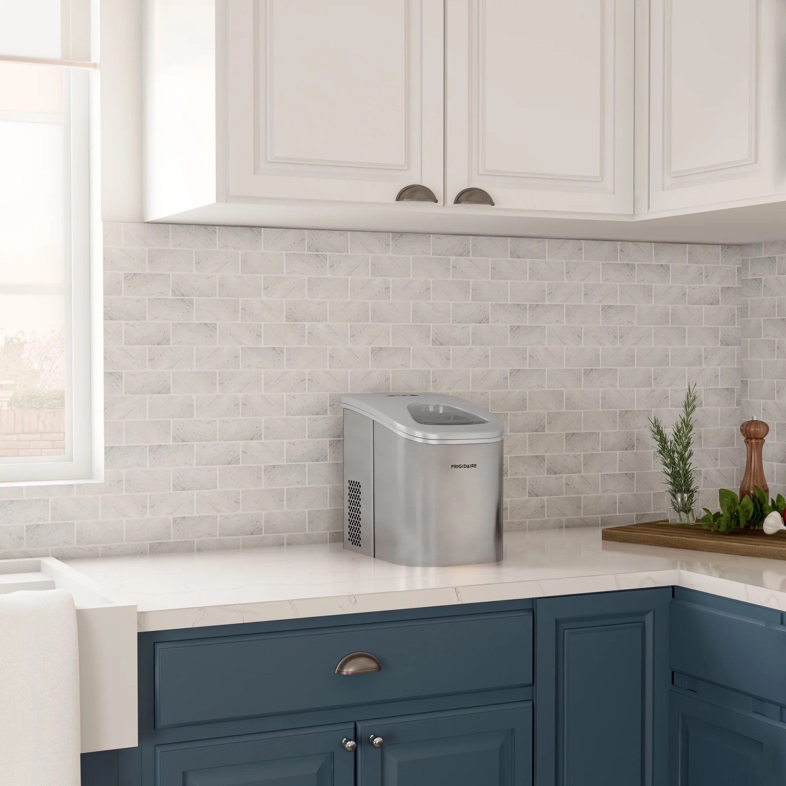 Frigidaire EFIC130-SS 26 lbs Countertop Ice Maker, Stainless Steel gallery