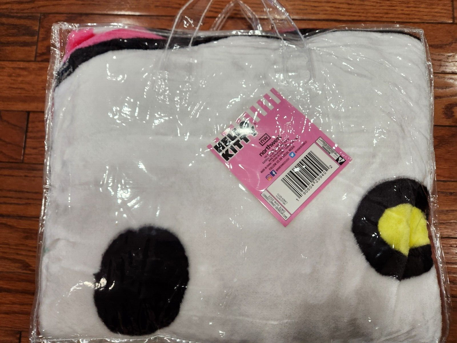 HELLO KITTY TWIN RASCHEL BLANKET 60IN x 80IN BY SANRIO NORTHWEST 152CM X 203CM. gallery