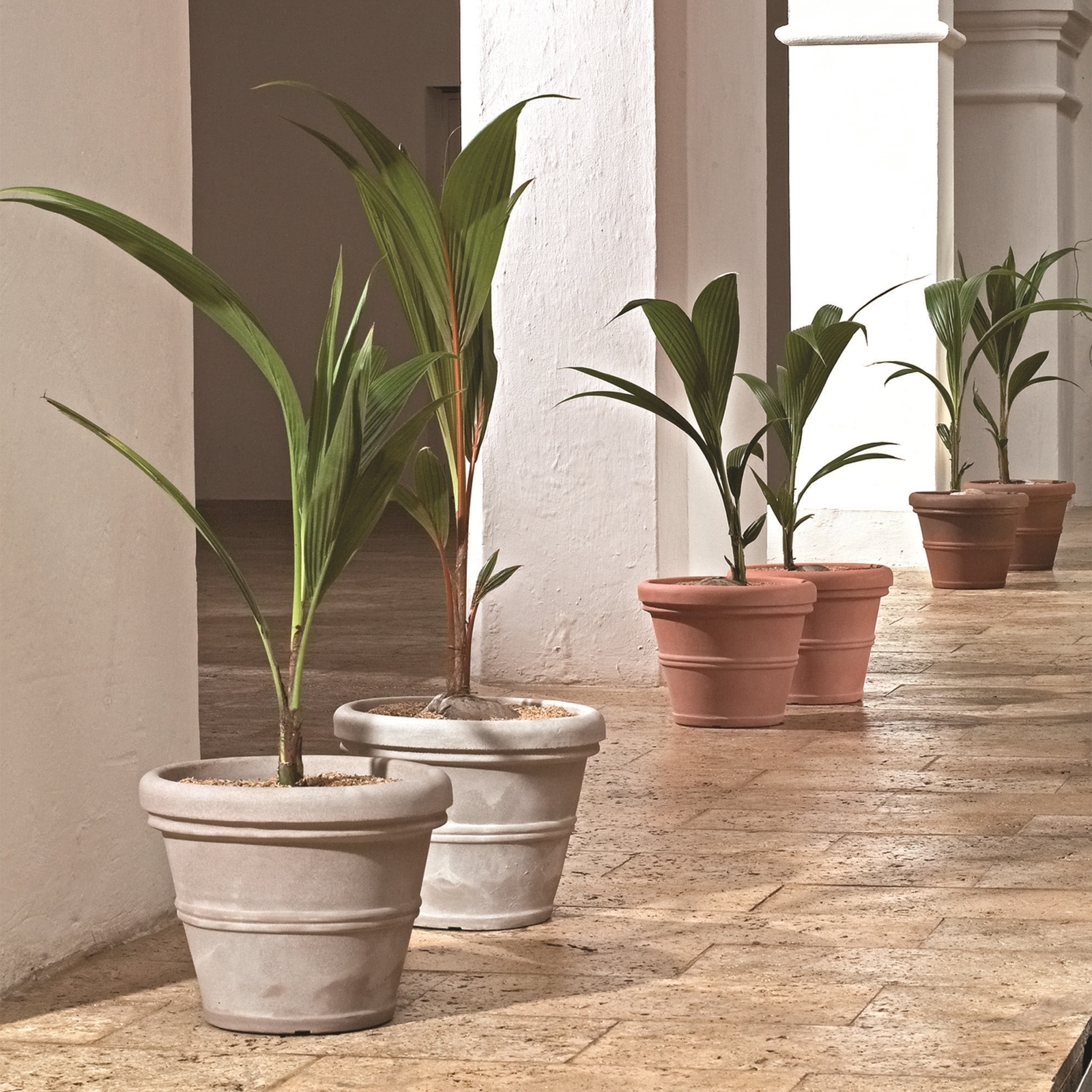 Crescent Garden Brunello Classic Rolled-Rim Planter, Weather Terracotta 20" gallery