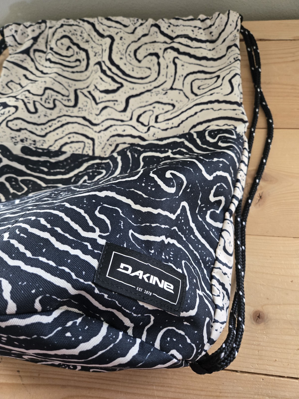 Dakine Cinch Backpack 17L Drawstring Bag Black White 2