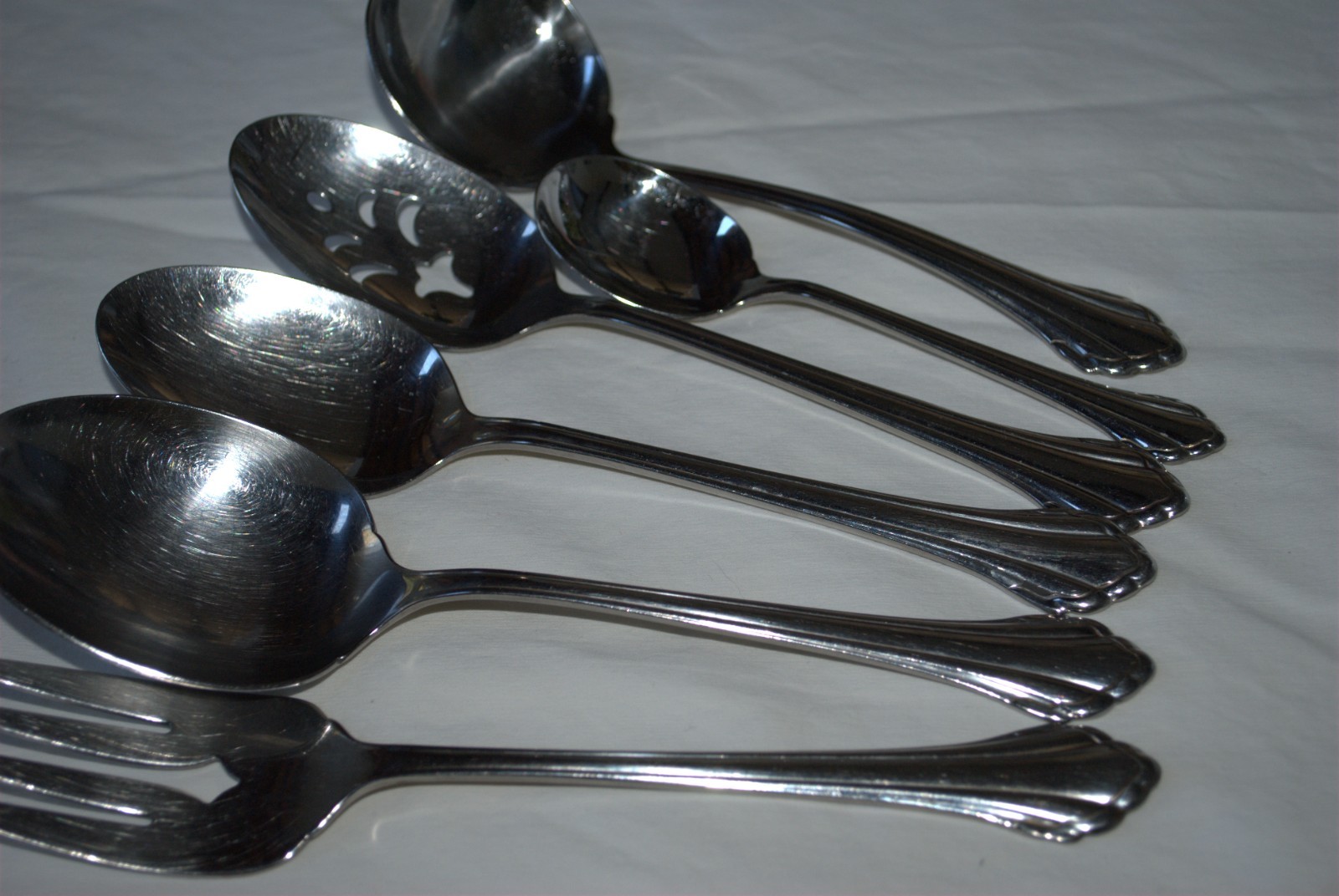ONEIDA COMMUNITY STAINLESS FLATWARE "CLARETTE" (5) SERVING PIECES gallery