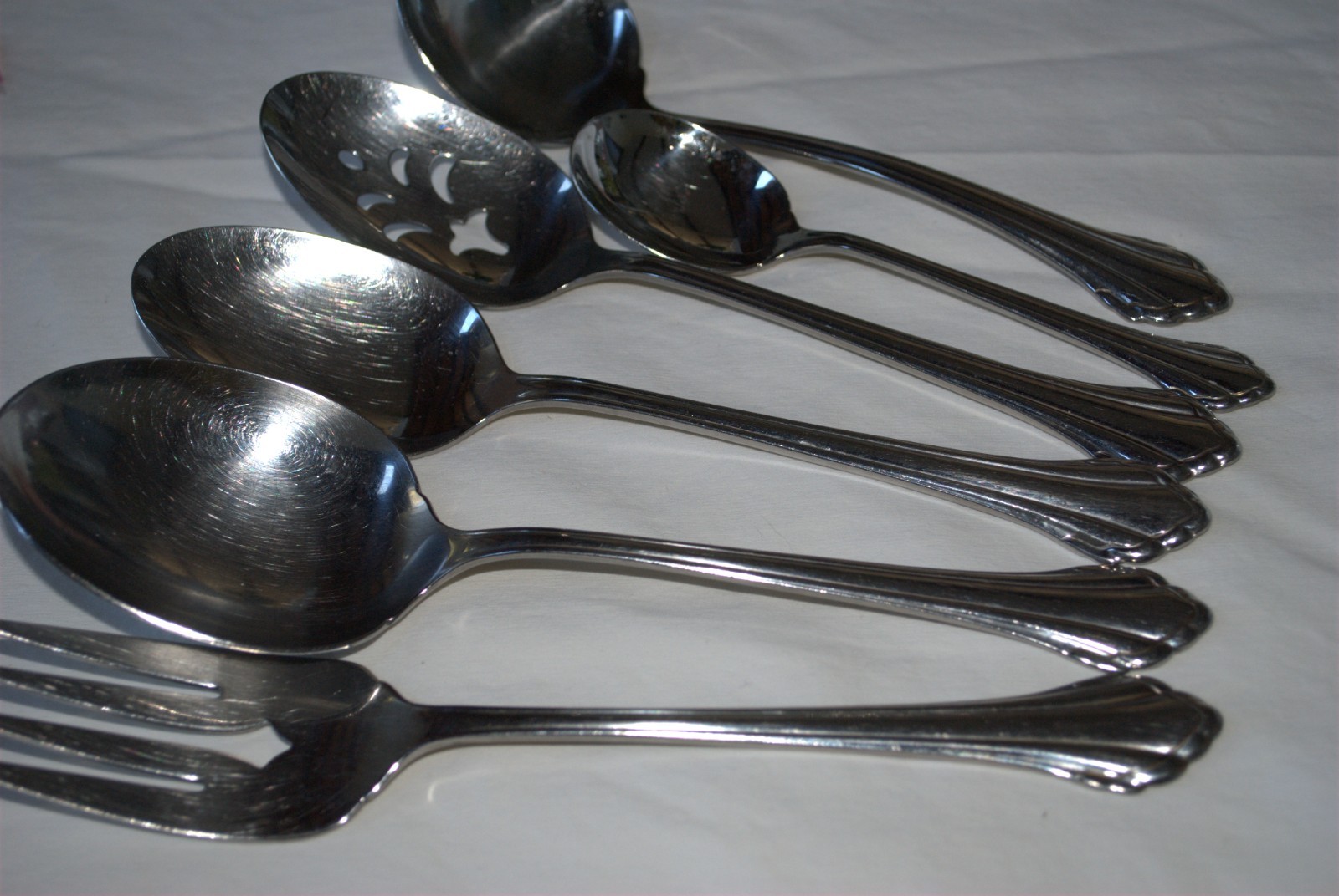 ONEIDA COMMUNITY STAINLESS FLATWARE "CLARETTE" (5) SERVING PIECES gallery