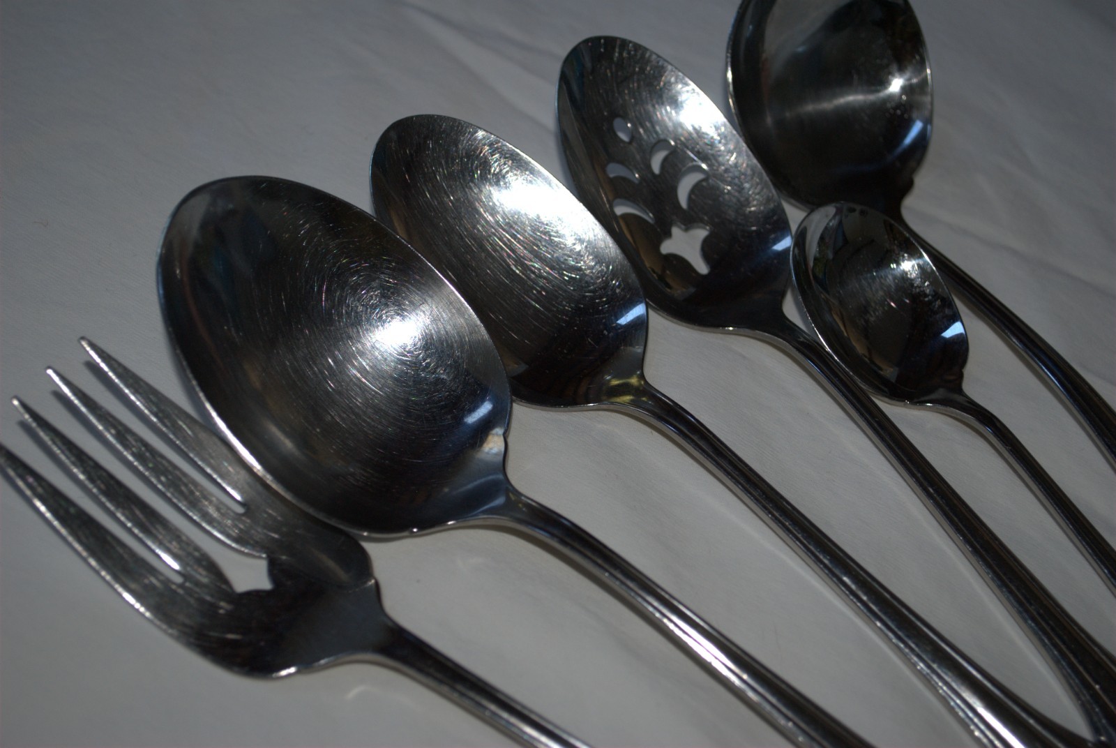 ONEIDA COMMUNITY STAINLESS FLATWARE "CLARETTE" (5) SERVING PIECES gallery