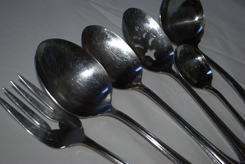 ONEIDA COMMUNITY STAINLESS FLATWARE "CLARETTE" (5) SERVING PIECES gallery