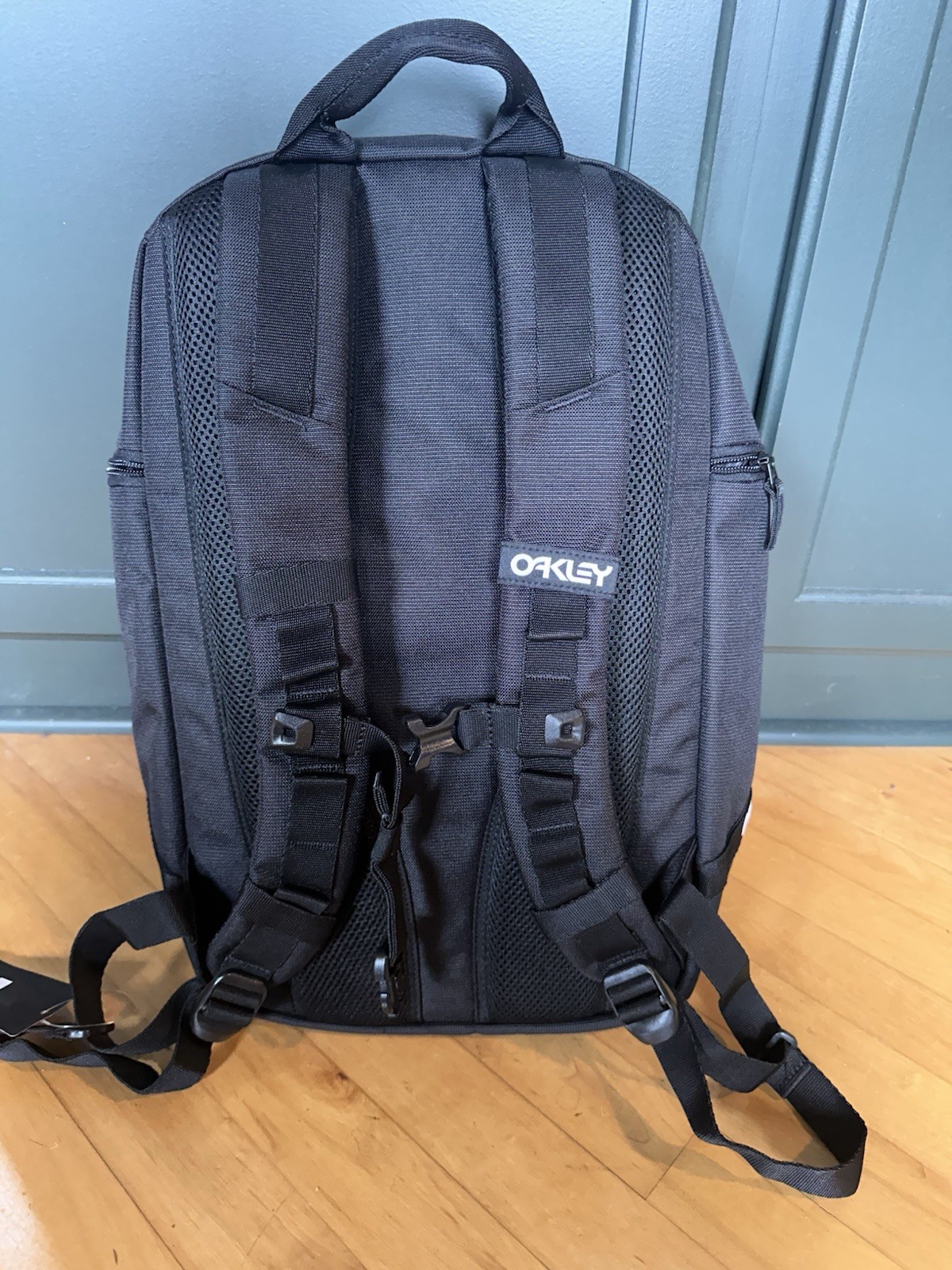 Oakley Jet Blackout Hiking Backpack, Multiple Compartments, Adjustable Straps 3