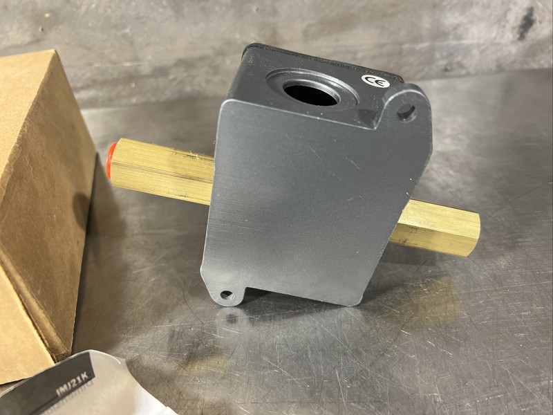 UE. P/N: J21K-254. DIFFERENTIAL PRESSURE SWITCH. ADJ. 0-90 PSID, 1/4"FNPT, SPDT. gallery