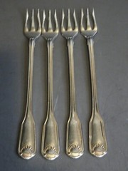Oneida CLASSIC SHELL Stainless Flatware Silverware 4 Cocktail Seafood Forks Cube