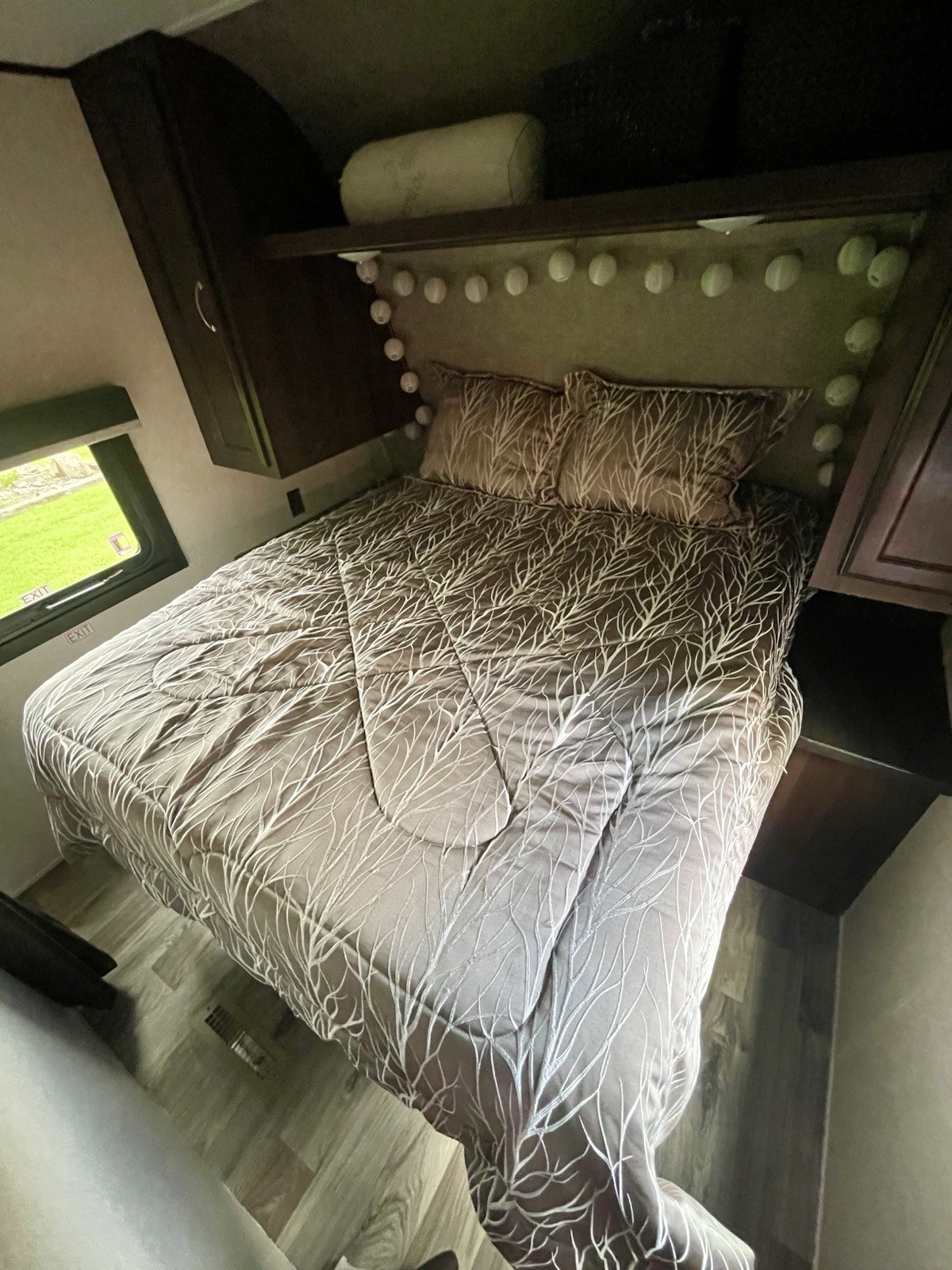 RV SHORT QUEEN Comforter w/Decorative Pillows. Gently Used. Taupe/white Branches gallery