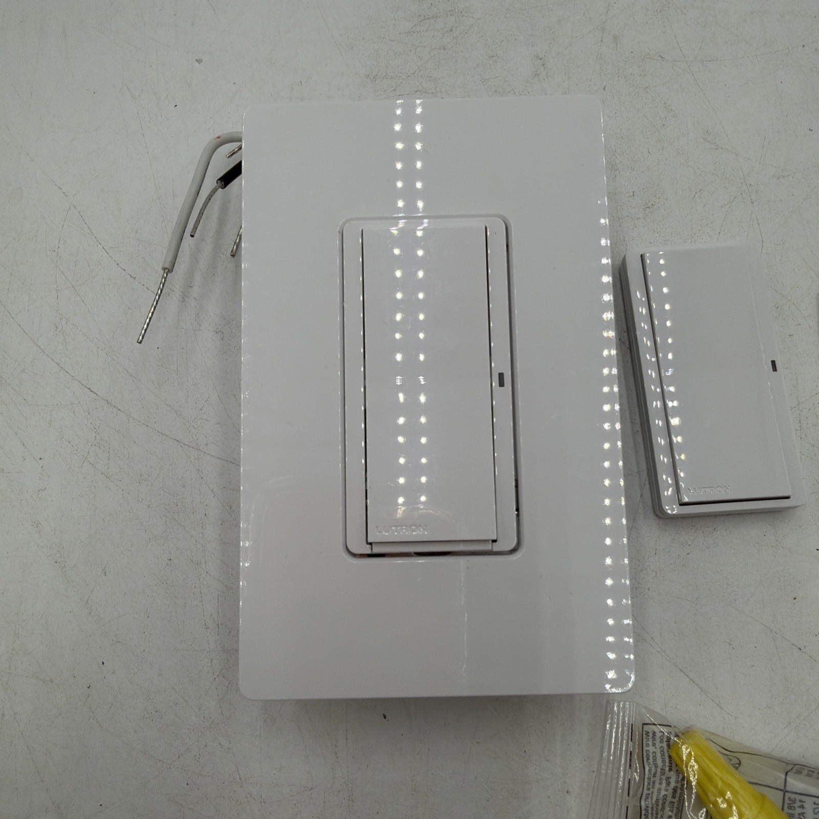 Lutron Diva Smart 150W LED Dimmer Switch White DVRF-PKG1D-WH-R Open Box gallery