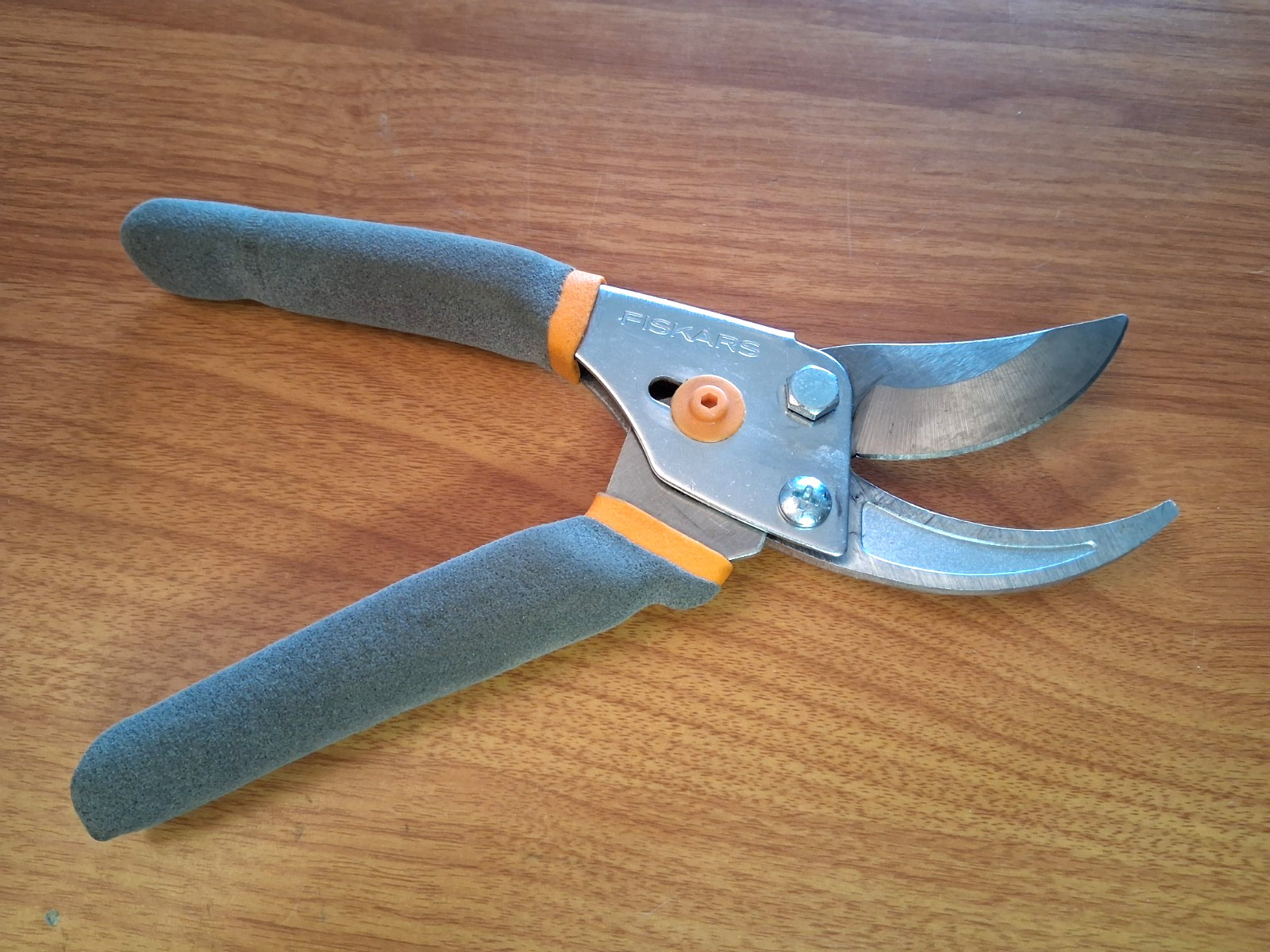 Fiskars 5/8" Cut Capacity Soft Grip Classic Bypass Pruning Shears 9" EA0619 gallery
