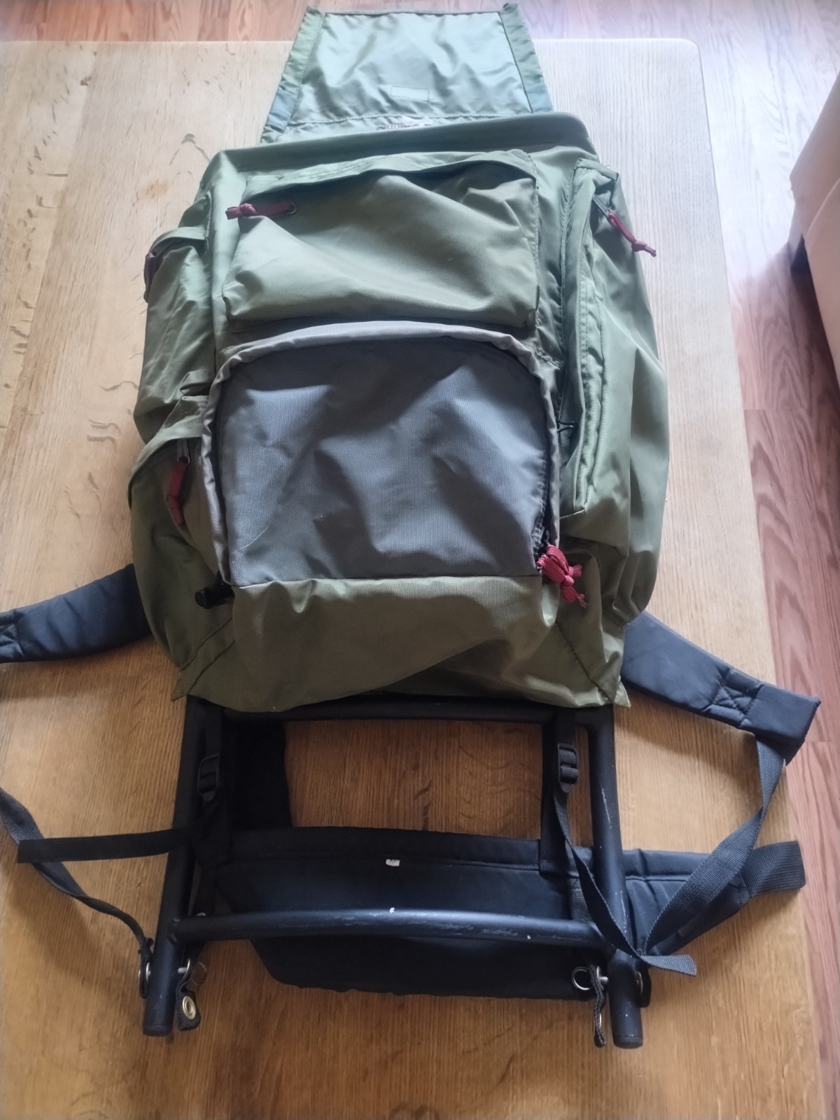  Camp Trails   Aluminum Frame,  5 Pockets Back Pack