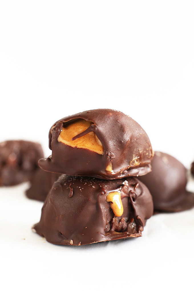 Kirkland Macadamia Clusters Salted Caramel Milk Chocolate 32 oz gallery