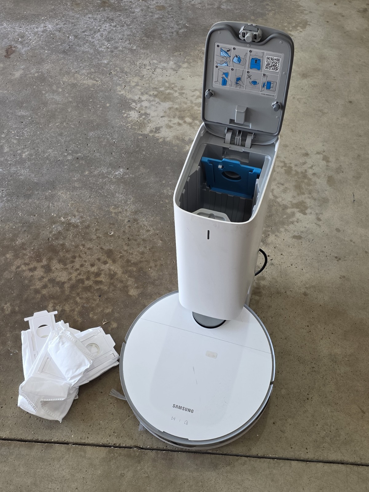 Samsung Jet Bot+ Robotic Vacuum Cleaner with Clean Station gallery
