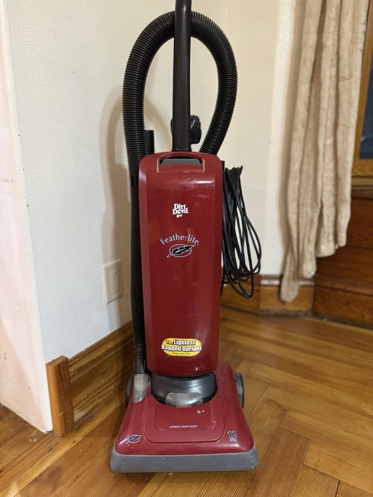 Dirt Devil FeatherLite Bagged Upright Vacuum Cleaner Model 085590