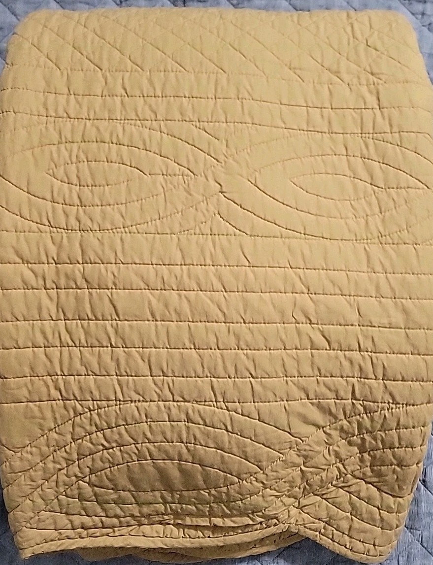 Pottery Barn Heirloom Scallop Quilt FULL/QUEEN Harvest Gold 92" X 88" gallery