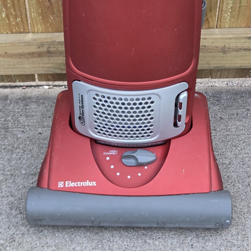 Electrolux Aptitude Upright Vacuum Cleaner EL5010 Red Works Fine Needs TLC gallery