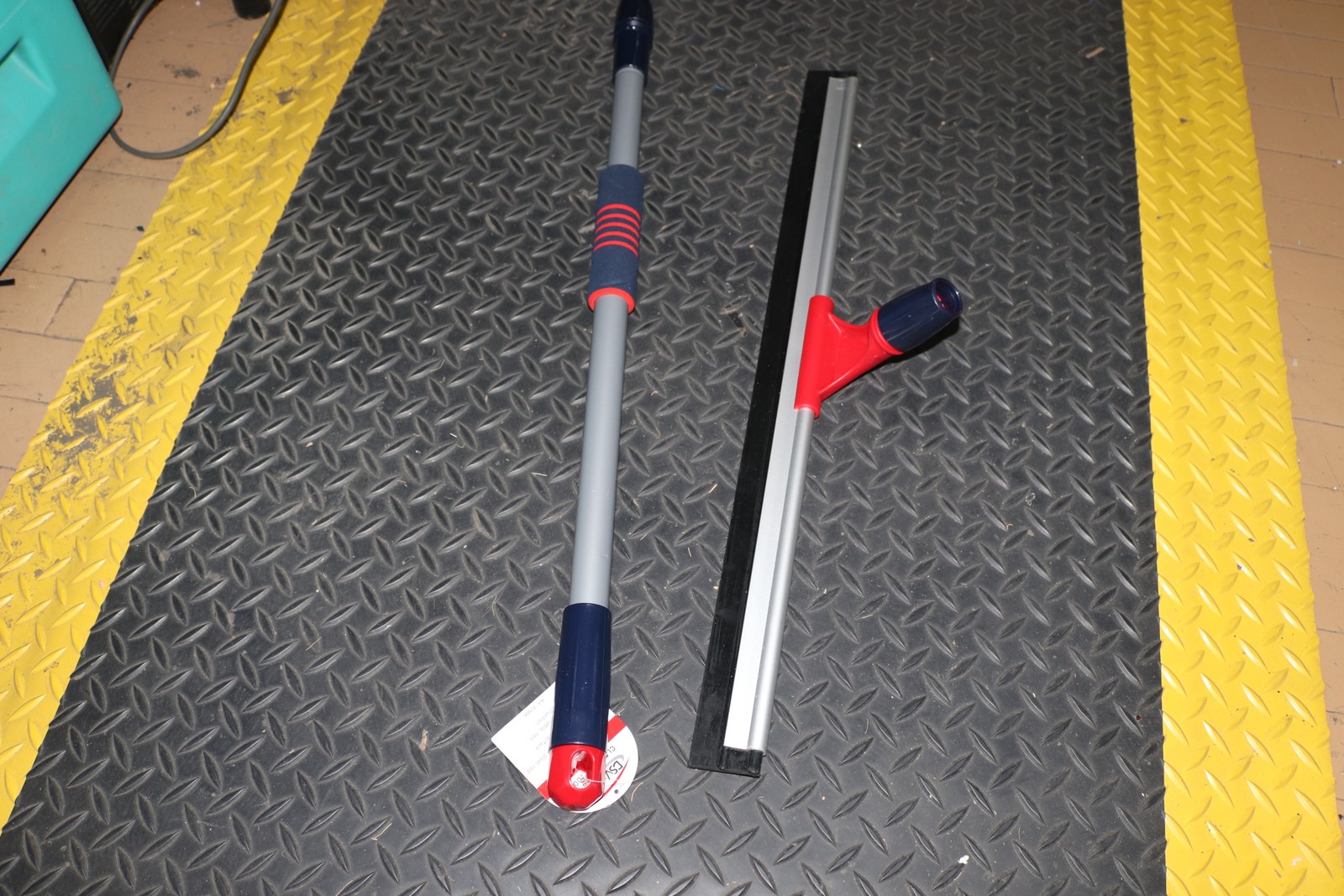 Easy To Assemble Powrwave Squeegee 33" Pole gallery