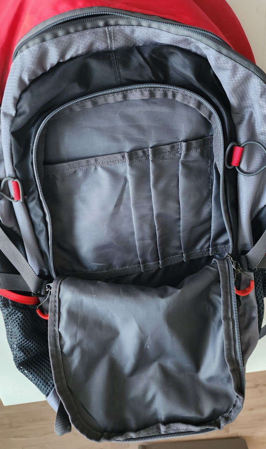 SilverSea Expeditions Backpack Gray Red Padded Bag Travel Multiple Zip Pockets 4