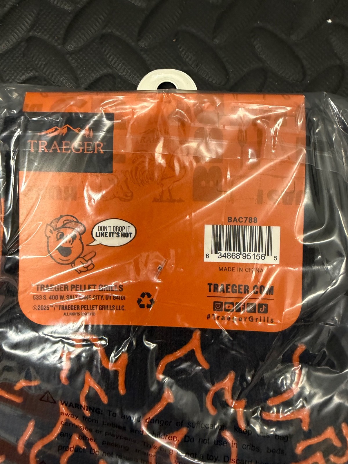 Traeger Heat Resistant BBQ Grilling Mitts with Silicone Grip gallery