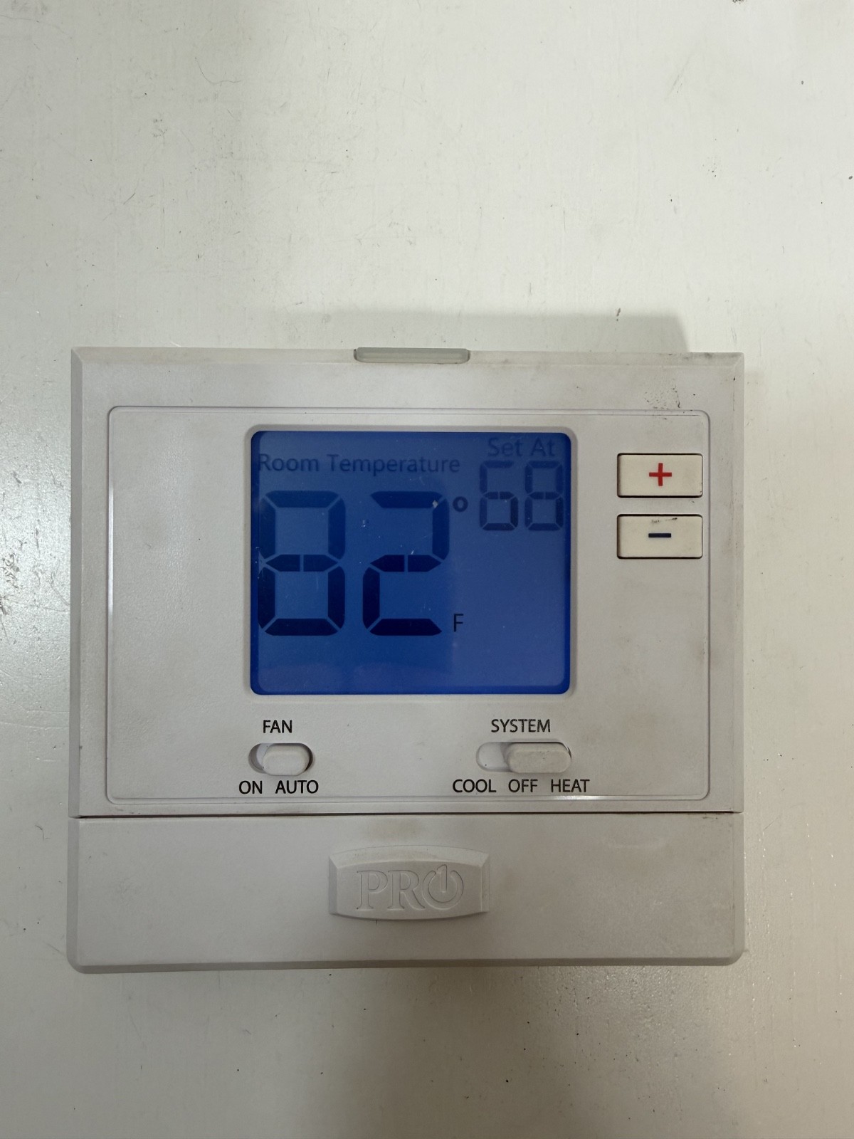 PRO1 T701 White Non-Programmable Battery Operated Thermostat USED gallery