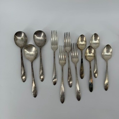 Oneida Community Tudor Silverplate Queen Bess II Flatware Set 11pc Floral 1946 gallery