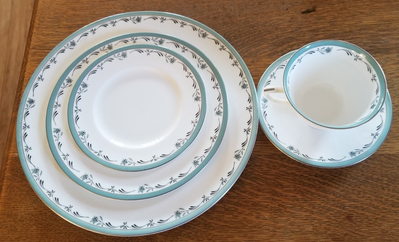 Royal Worcester Sea Rose DInnerware Set- 32 pieces. Perfect! gallery