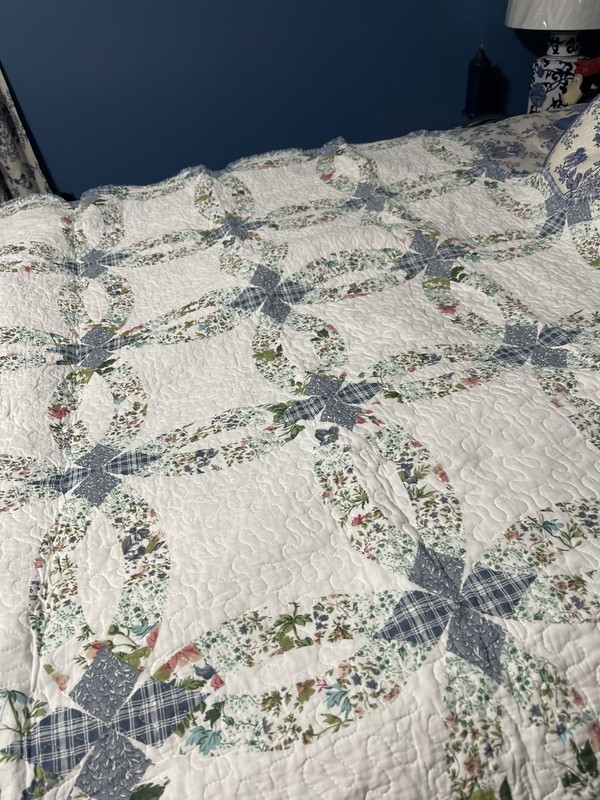 Double Wedding Ring Style Quilted Throw. 50 X 60 gallery