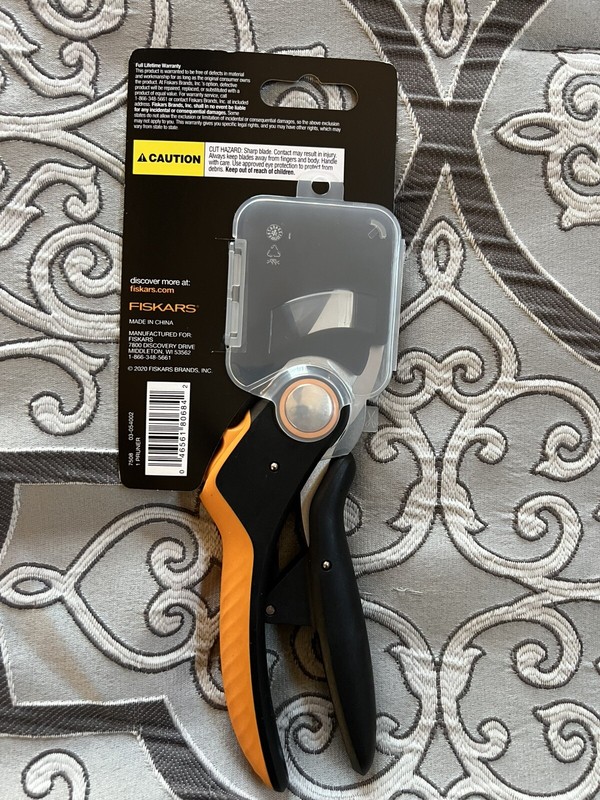 Fiskars Plus™ POWER-LEVEL Pruner Model P721 gallery