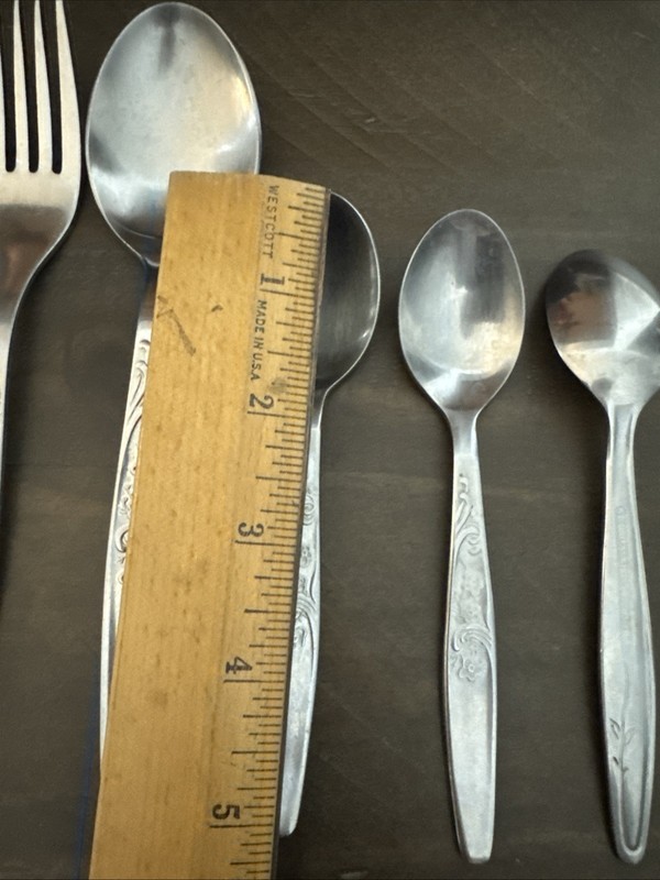 Rogers Floral Scroll Pattern S1712 Stainless 6 Pieces Flatware Misc Pieces gallery