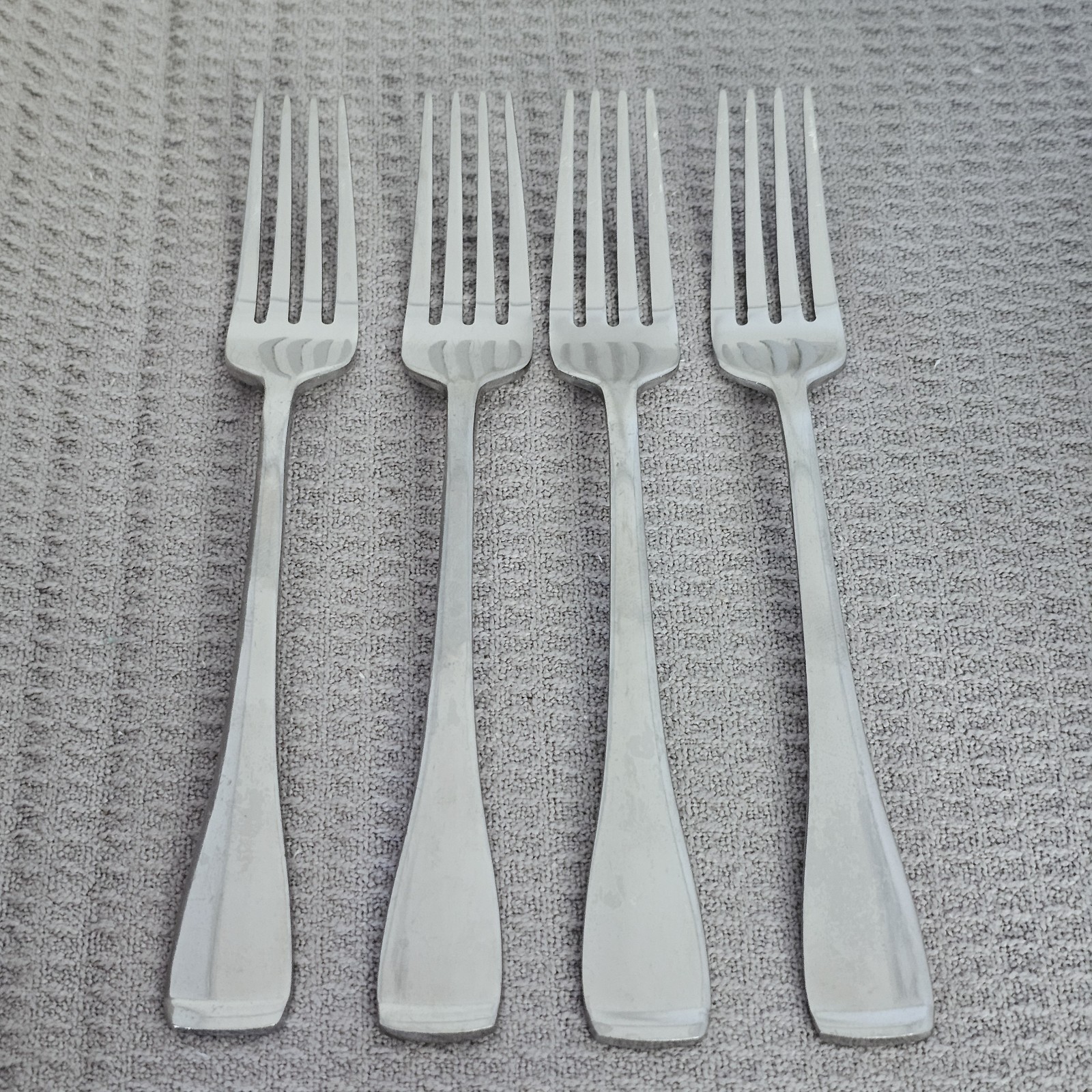 4 Oneida Surge Stainless Steel Dinner Forks 7 3/4" gallery