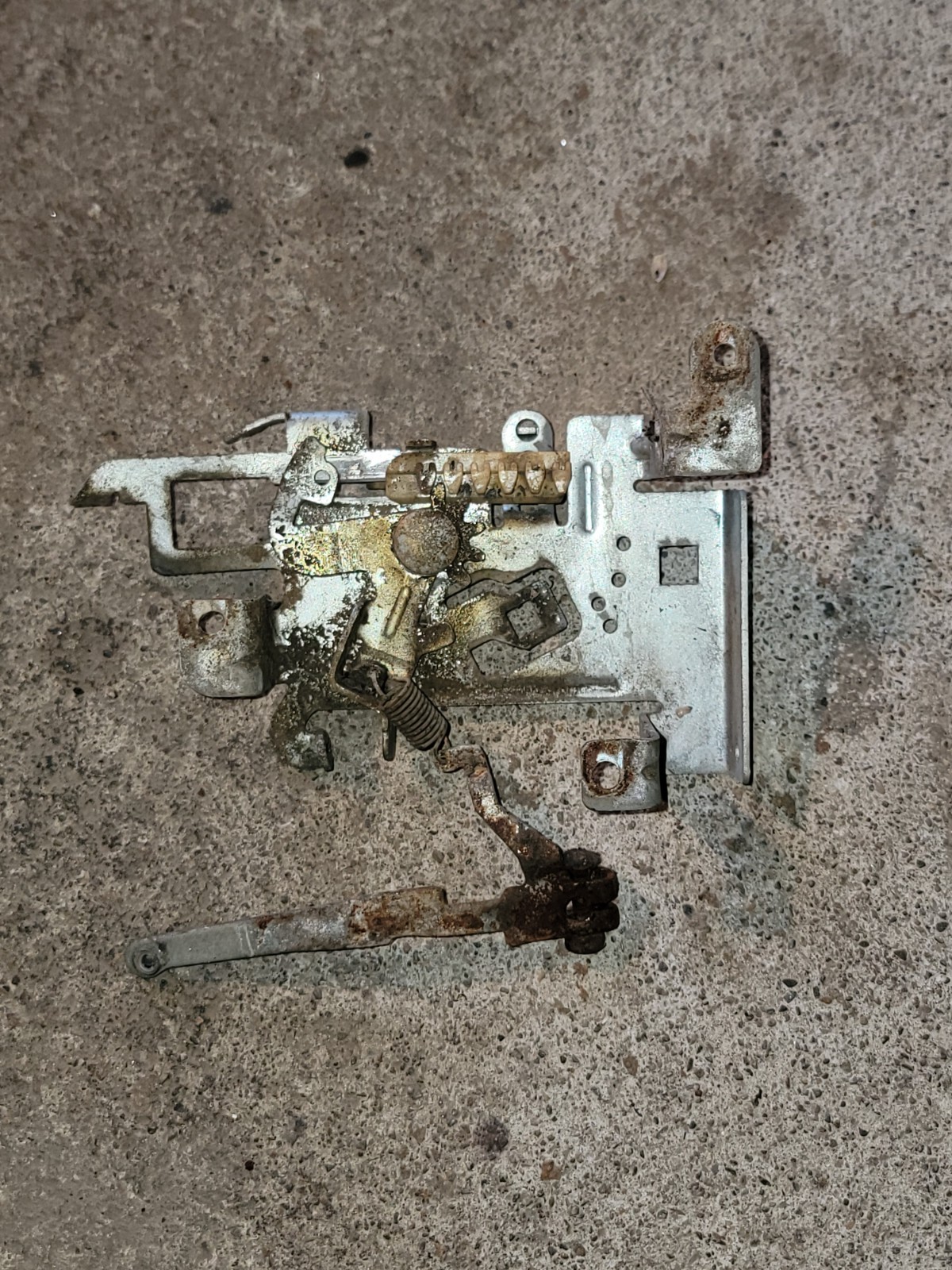 Briggs 597209 Throttle Control Bracket, Governor Arm 494887 495611 691644 694042 gallery