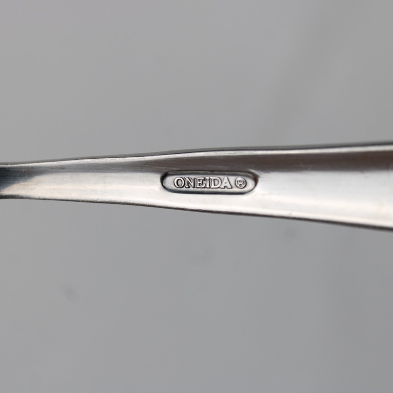 A Set of 4 Oneida Quadratic Pattern Oval Soup Spoons Glossy Frosted 7 Inches gallery