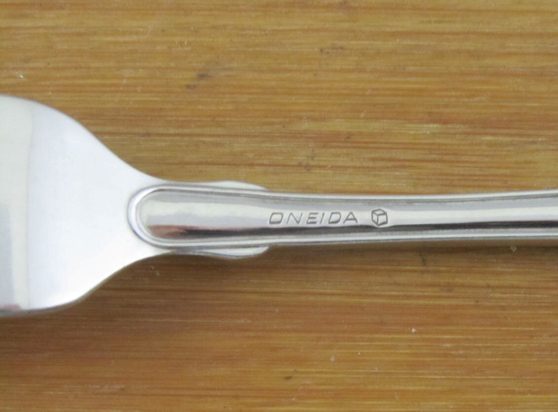 Oneida CLASSIC SHELL Heirloom Cube Stainless YOUR CHOICE Flatware Silverware gallery