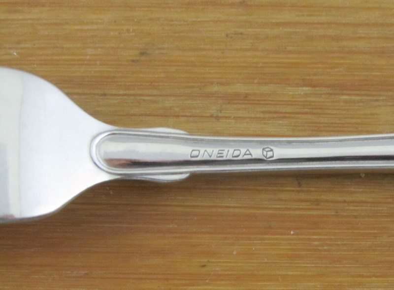 Oneida CLASSIC SHELL Heirloom Cube Stainless YOUR CHOICE Flatware Silverware gallery