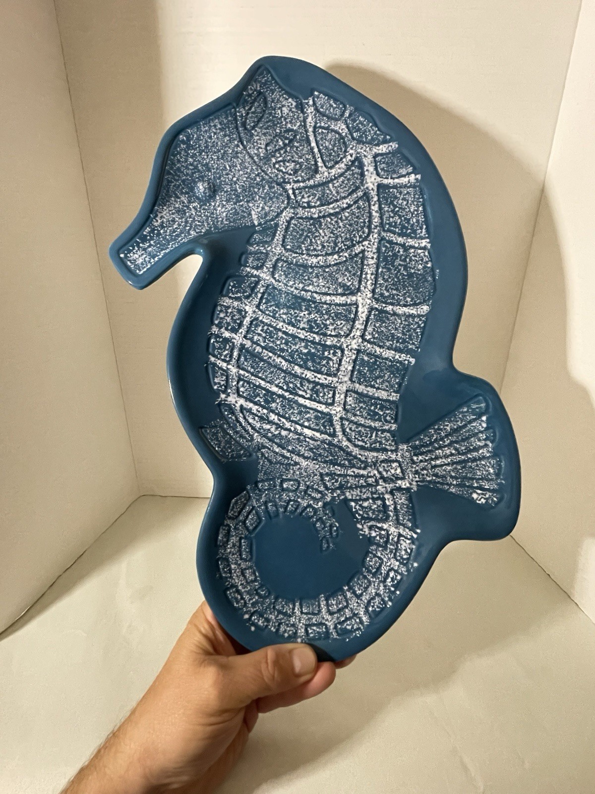 “2008” Boston Warehouse Seahorse Serving Platter 18” Ceramic Made China M.N05423 gallery