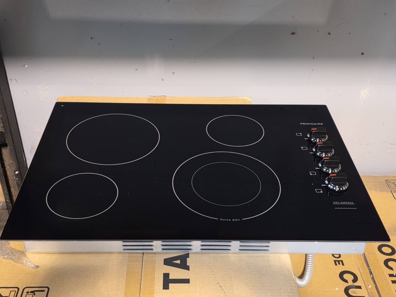 Frigidaire 30” Electric Cooktop FFEC3025UB Black Glass 4 Element Open Box gallery