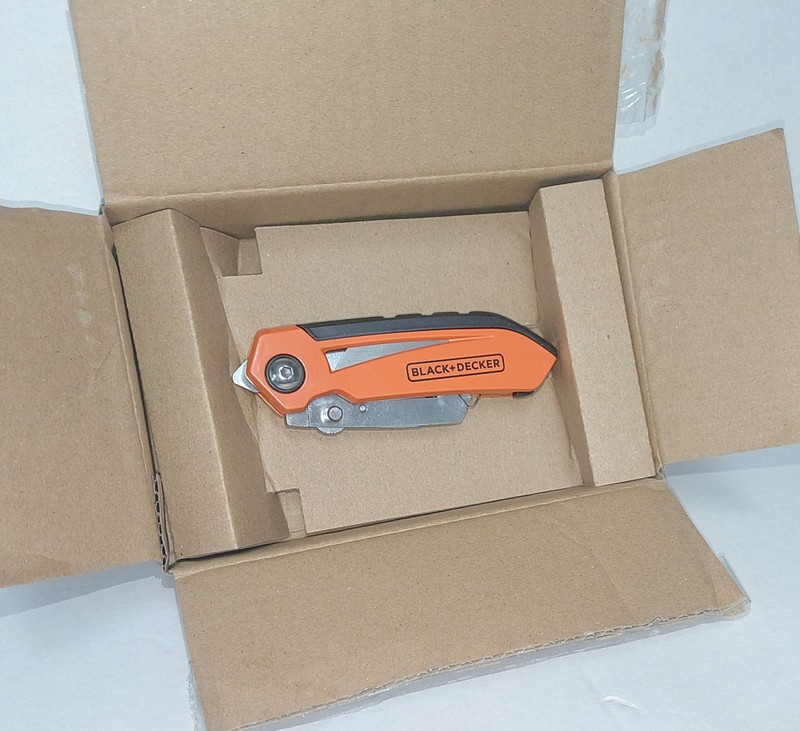 Black + Decker Folding Utility Knife w/Blade Storage BDHT10002 Brand New gallery
