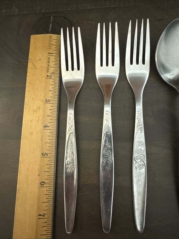 Rogers Floral Scroll Pattern S1712 Stainless 6 Pieces Flatware Misc Pieces gallery