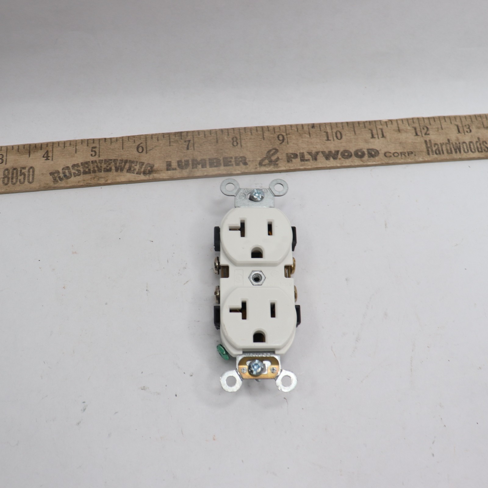 Straight Blade Tamper Resistant Duplex Receptacle 3-Wire 2P 15A 125V gallery